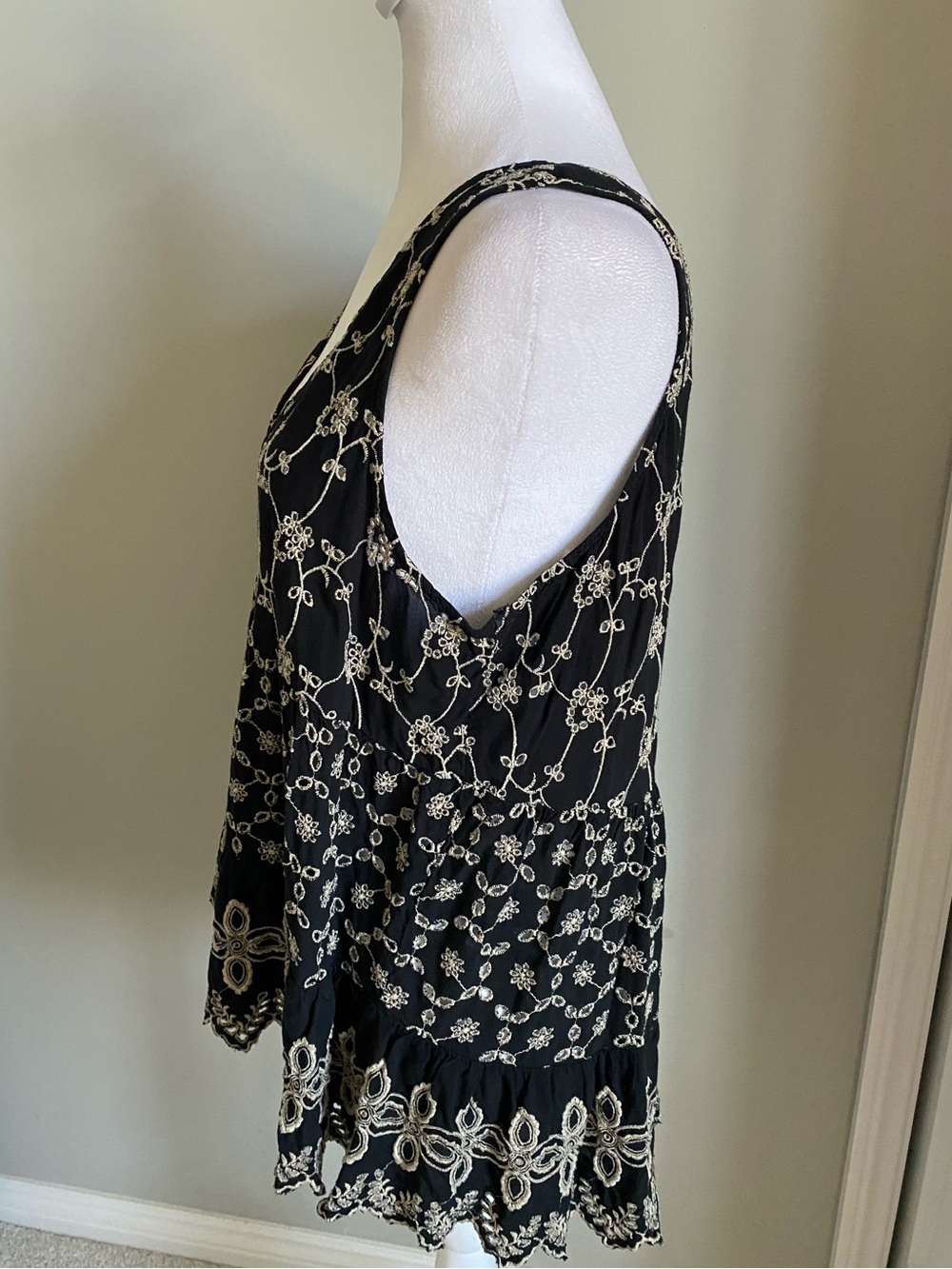 American Eagle Outfitters Black Tank Top with Cream Floral Embroidery - Picture 2 of 6